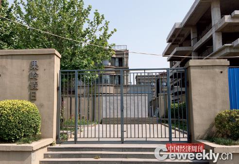P28(1) Closed South Gate